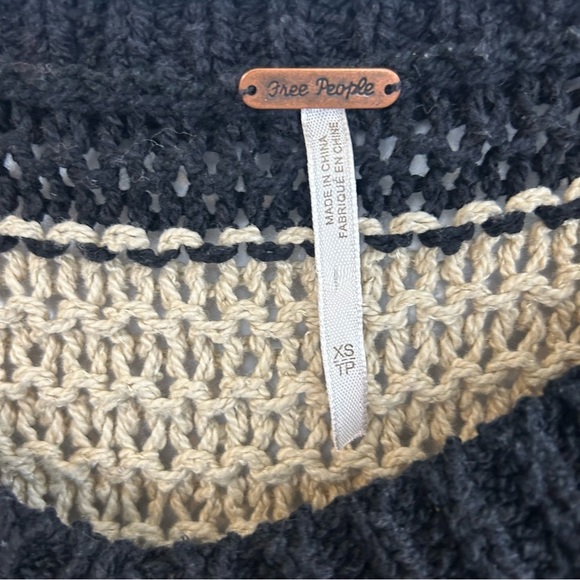 Free People Black & Cream Striped Chunky Pullover Knit V-neck Sweater Size XS - Picture 6 of 11